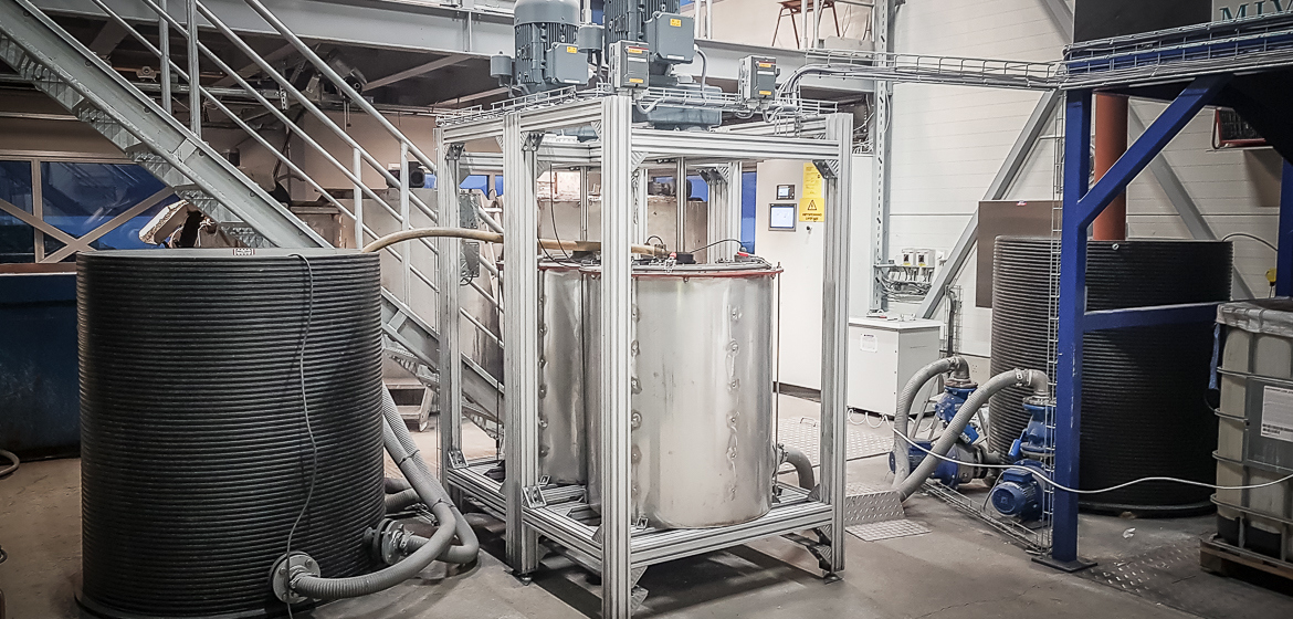 Automated semi-continuous batch processing system with rotating bed ...